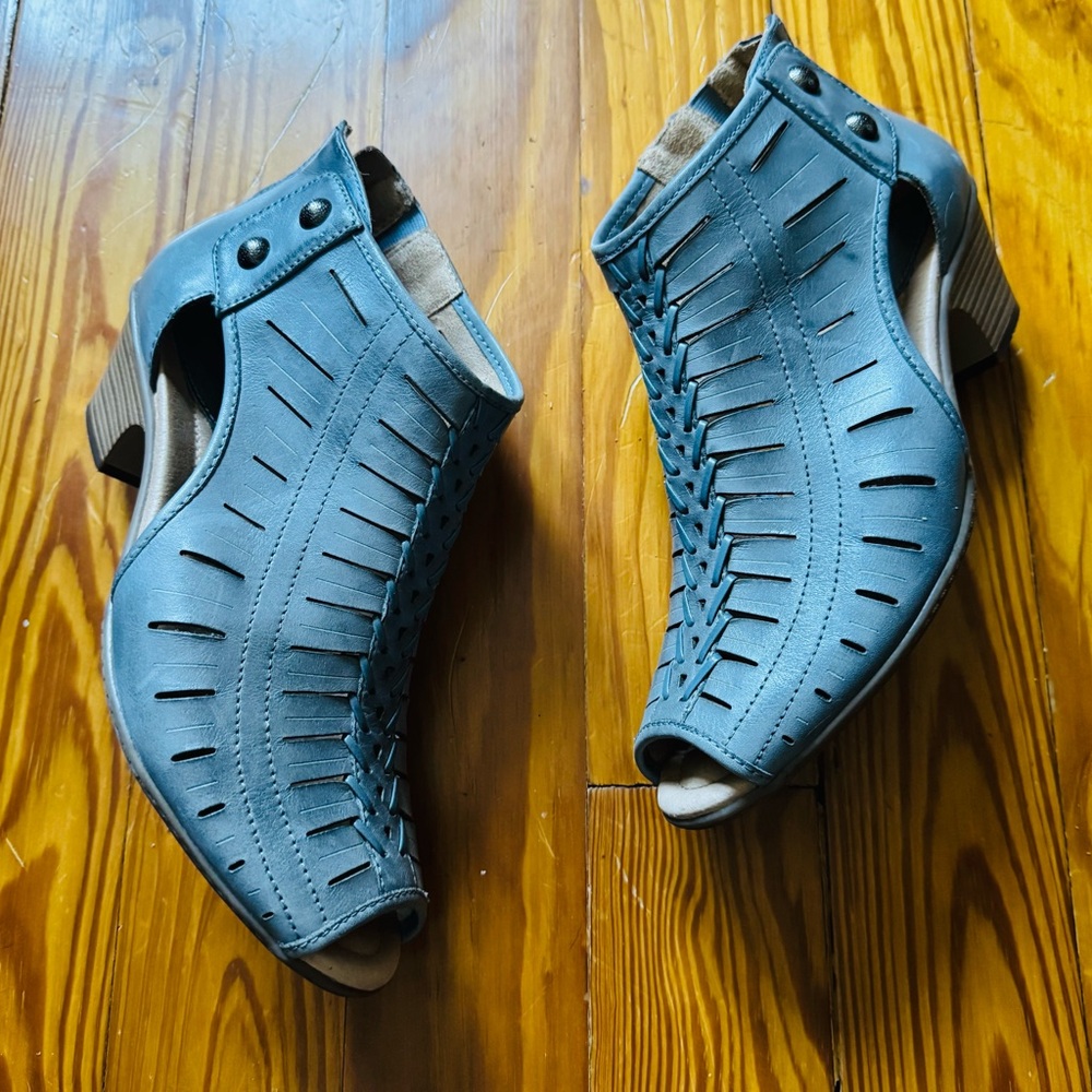 Women's Earth Blue Leather Ankle Boots size 9D Wide - Picture 4 of 5